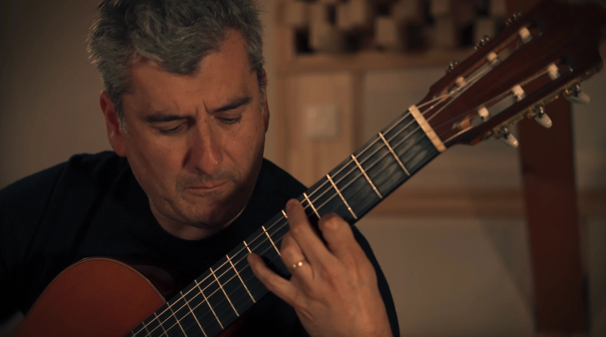 A close-up of Alexandre Bernoud playing his guitar