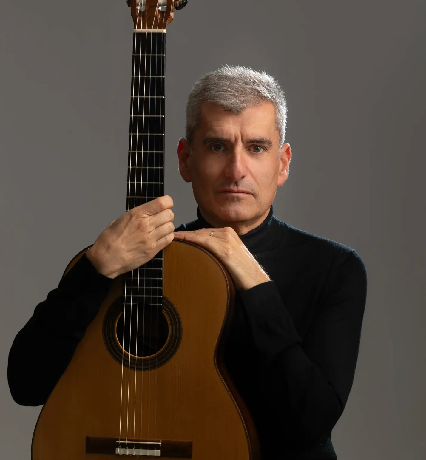 Alexandre Bernoud avec sa guitare