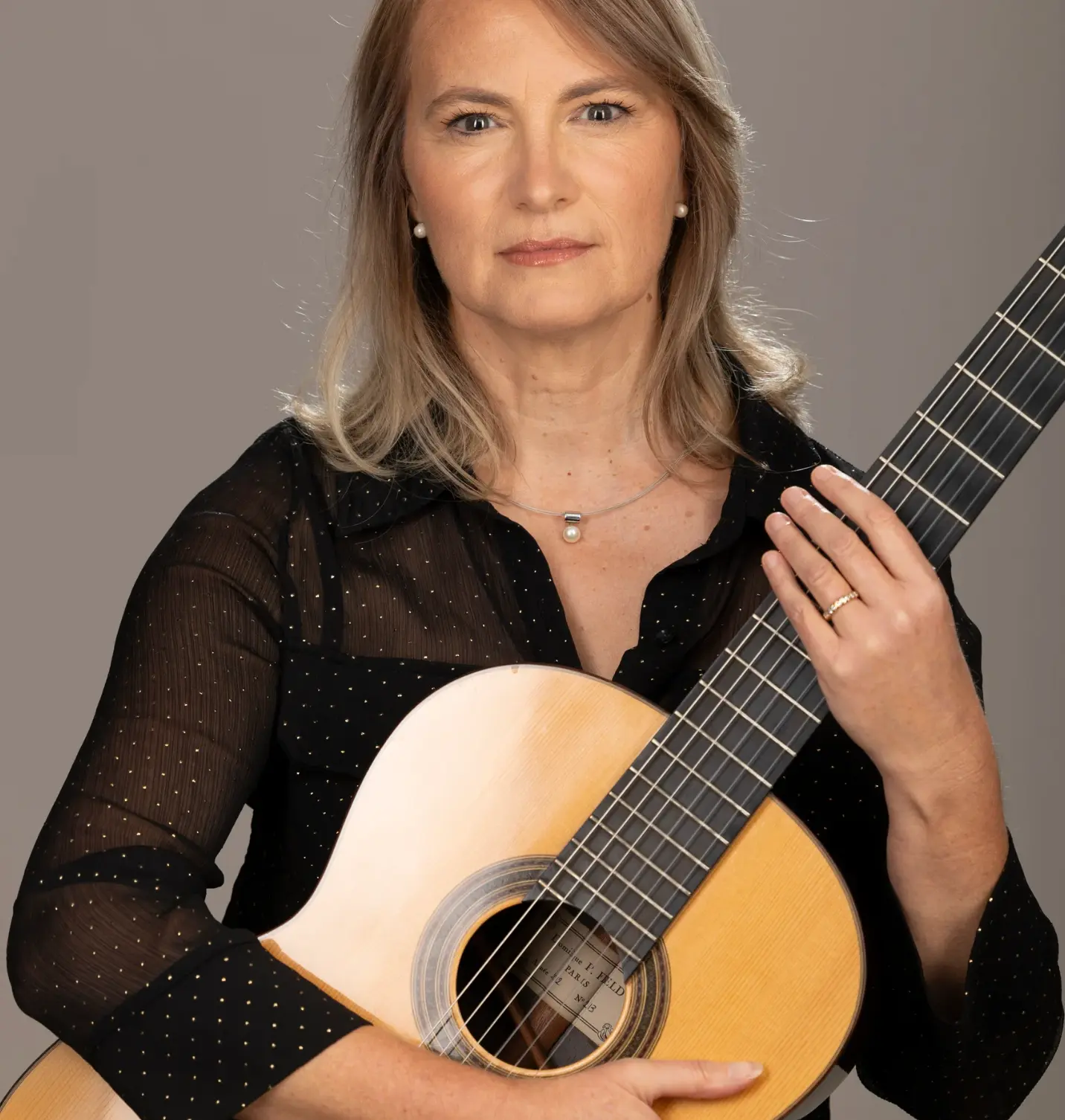 Florence Creugny avec sa guitare